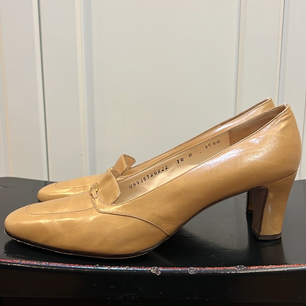 VTG Salvatore Ferragamo Leather Pumps Gold Tone Emblem Italy Size 10 - Picture 3 of 9